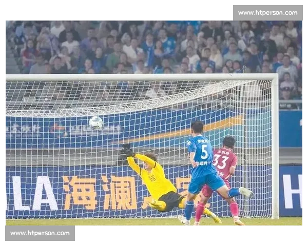 精彩足球对决：顶级球队争锋赛季大战引爆球迷热情 - 副本